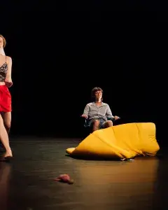 Photo montrant 2 élèves comédiens sur la scène de la Maison du Théâtreâtre