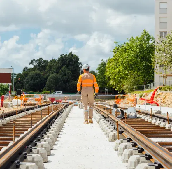 Un travailleur sur le chantier du tram 