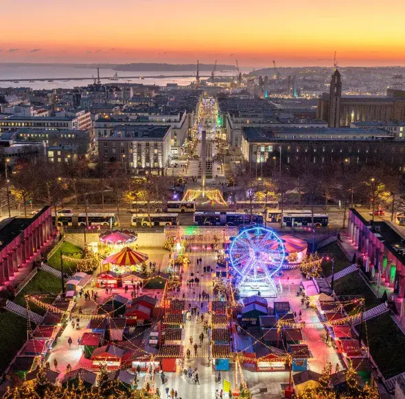 vue aérienne du marché de Noël sur la place de la liberté et de la rade de Brest