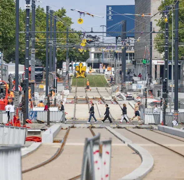 quatre personnes traversant les rails