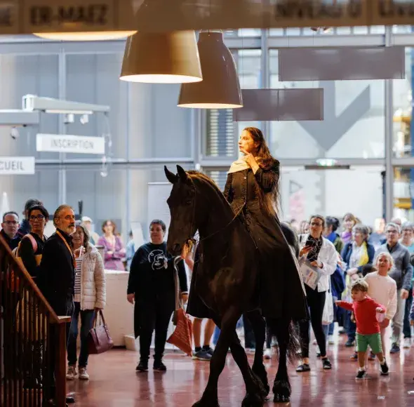 Une femme à cheval dans la médiathèque des Capucins