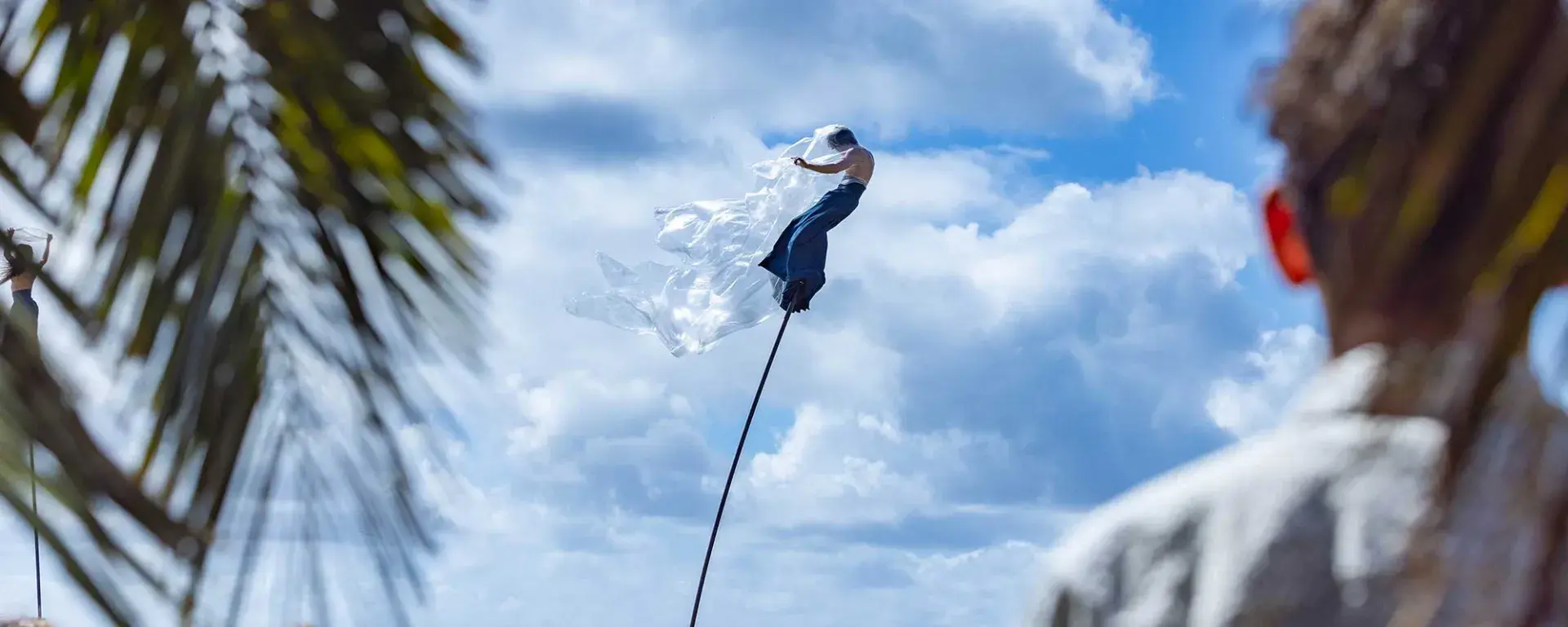 Un homme au sommet d'une perche en plein air