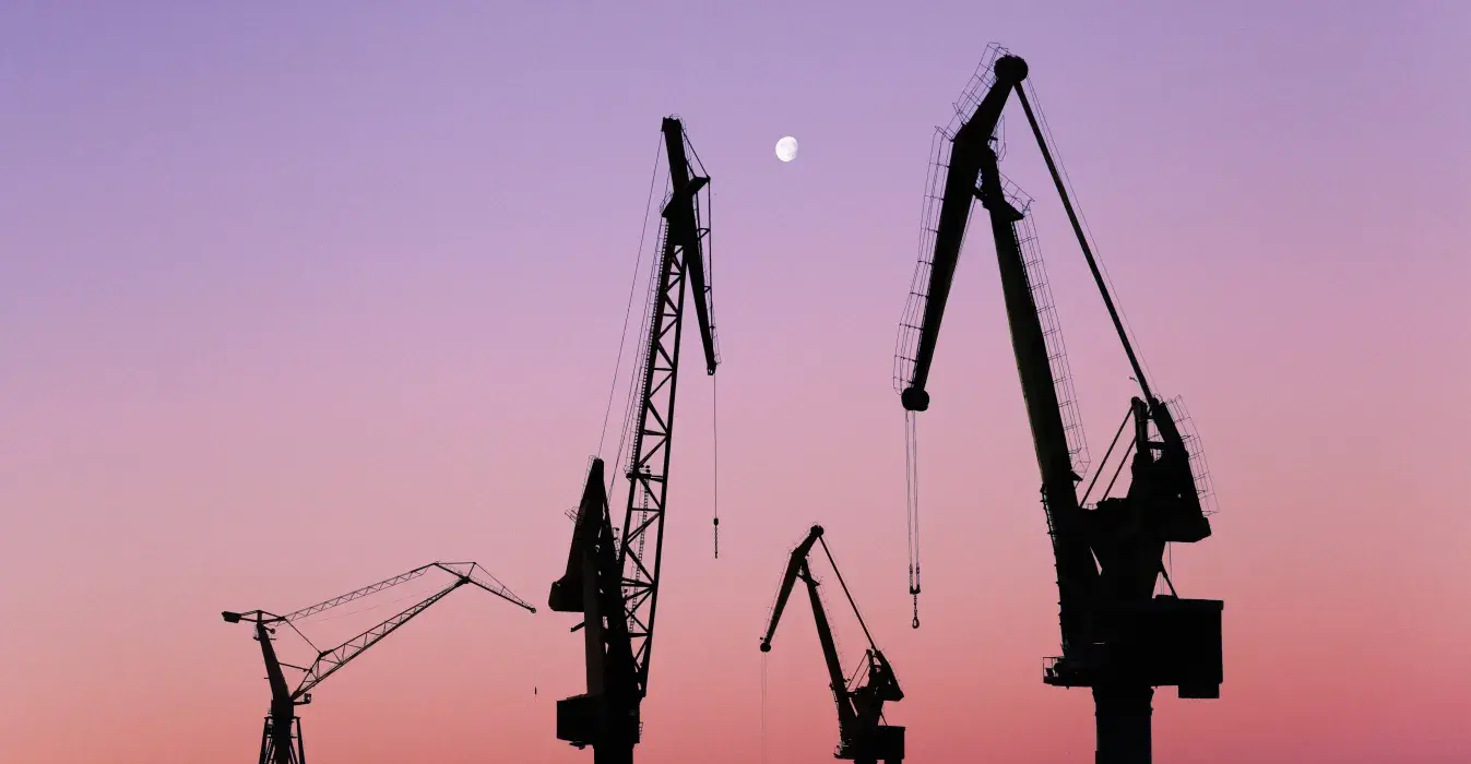 Grues du port de commerce de Brest au petit matin