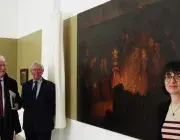 Deux hommes et une femme autour d'une toile de Charles Cottet