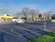 Un terrain de basket en extérieur.