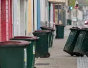 des bacs poubelles dans la rue 
