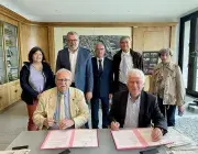 deux hommes signent une convention dans le bureau du mairie de Brest 