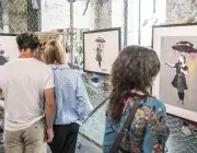 Des visiterus aux Capucins lors de l'exposition Banksy Modeste Collection 
