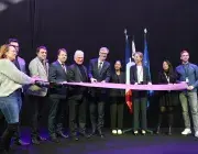 Des hommes et des femmes coupent le ruban d'inauguration d'Accenture à Brest. 