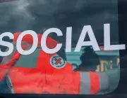 Vue d'un bénévole de la Croix rouge dans un camion de maraude 