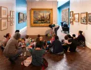 Des enfants visitent un musée.