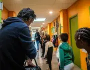 Des enfants dans un couloir d'école.