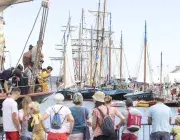 Des visiteurs des Fêtes maritimes de 2026 le long des quais, face aux bateaux 