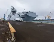 Un bateau militaire amarré. 