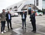 Quatre hommes posent au niveau de la ligne de tramway, avenue Clemenceau 