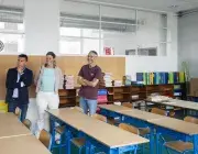 Des personnes dans une salle de classe.