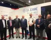 groupe de personnes qui posent pour une photographie à l'exposition de l'exposition La Jeanne