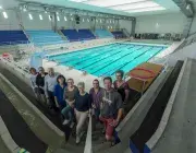 Des personnes dans une piscine.