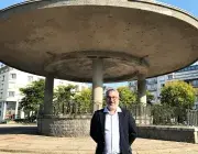 L'adjoint en charge de l'animation citoyenne pose devant le kiosque à musique de la place Wilson 