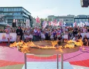 Un chaudron dans lequel brûle la flamme olympique.