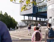 Des étudiants se rendent à l'université.