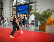 Une jeune femme manie un sabre.