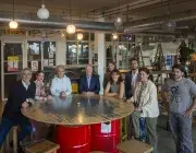 Plusieurs personnes autour d'une table. 