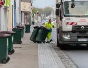 Un homme qui collecte les déchets dans le centre-ville 