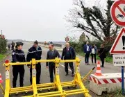 Pose d'une barrière à l'entrée du pont Albert Louppe