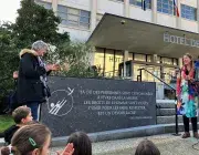 Deux femmes dévoilent la plaque du refus de la misère, devant l'hôtel de ville de Brest. 