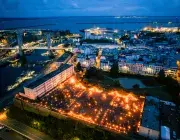 Vue aérienne de la ville de Brest, de nuit, pendant les fêtes maritimes. 