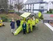 Plusieurs personnes devant des jeux pour enfants.