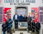 Plusieurs personnes devant un bâtiment.