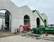 Vue extérieure d'un bâtiment en travaux. 