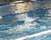 enfant qui nage dans la piscine