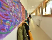 couloir avec des manteaux dans une école bresstoise