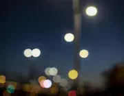 Vue de nuit d'un quartier.