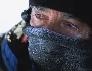 Gros plan sur le visage glacé d'un homme.