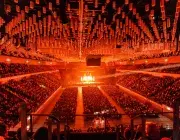 Une salle de spectacle remplie de lumières.