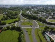 Vue aérienne d'un grand axe de circulation.