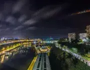 Vue de nuit sur une ville.