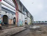 La façade d'un bâtiment en travaux. 
