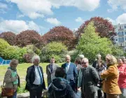 Plusieurs personnes au sein d'un quartier. 