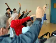 Des personnes âgées en atelier gymnastique 