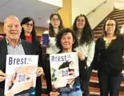 Des hommes et des femmes posent avec les affiches du pass Brest life. 