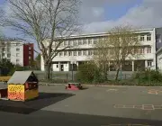 Vue sur une cour d'école.