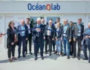 Plusieurs personnes posent devant un bâtiment.