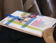 Gros plan sur un livret pédagogique.