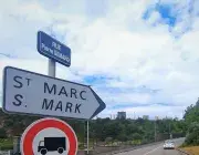 Un panneau directionnel. 