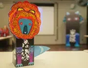 Photo d'une statue de lion colorée.